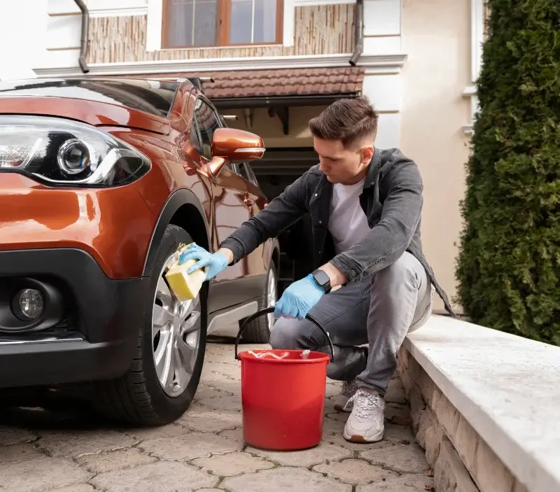 Lavage auto à domicile Mas-Saint-Chély : professionnel intervenant sur un véhicule